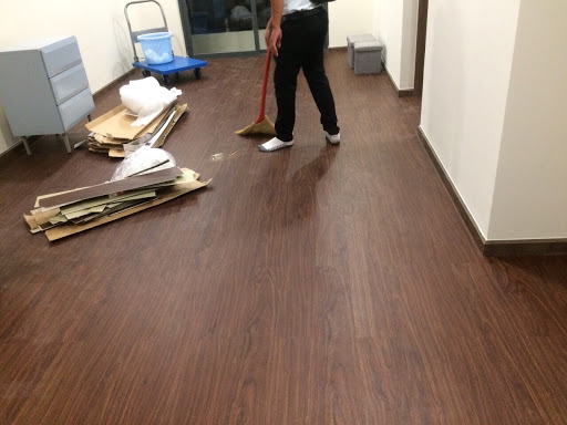 Vệ sinh sàn nhựa đơn giản